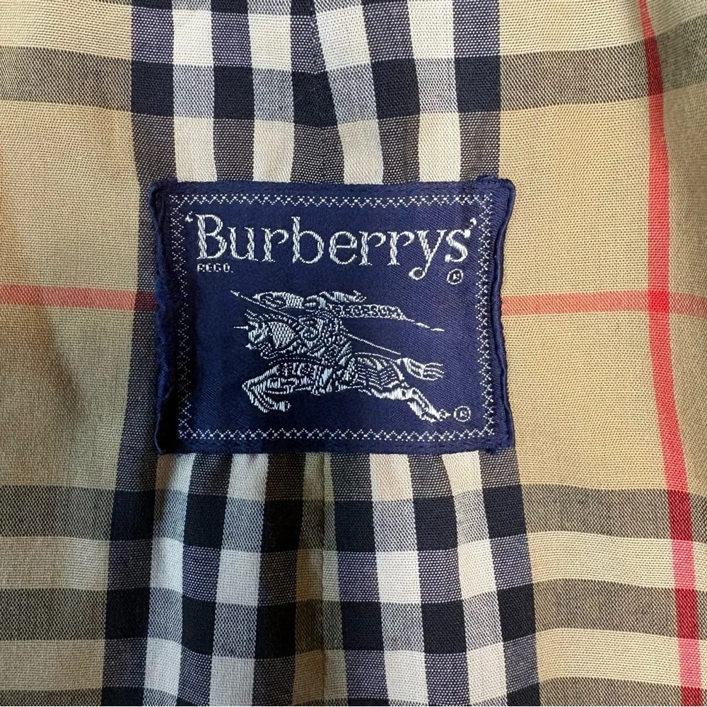 Burberry trench coat. - Picture 11 of 16